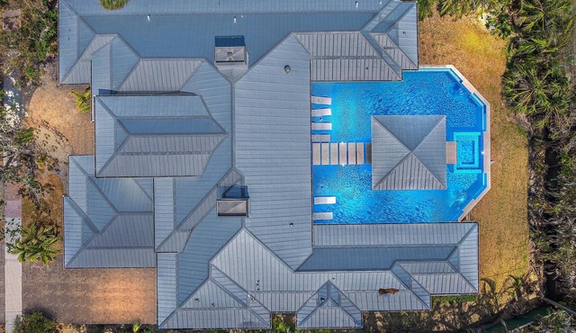 Luxury Resort-Like Home at St. Armands Circle and Lido Key Beach