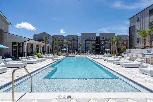 Luxury Resort Living, Pool, BBQ, Fitness Center, 1st Floor, Minutes 2 May Clinic