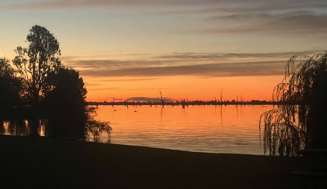 Luxury resort style living on Lake Mulwala with breathtaking views & pool/sauna!