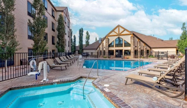 Luxury Retreat in Nature's Embrace! Outdoor Pool, Free Parking, Free Breakfast!