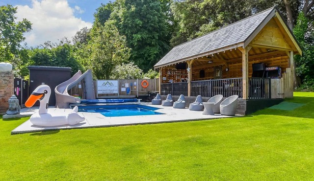 Luxury retreat 32% pool Jacuzzi games bar oasis