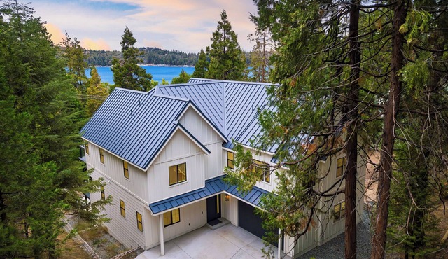Luxury Retreat, 5mins to the Lake | Game Room + Fire Pit | Howlite by AvantStay