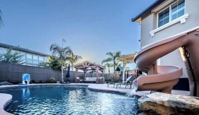 Luxury Retreat 6 Beds w/Pool & Hot Tub