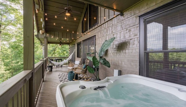 Luxury Retreat: Amazing Mountain Views + Hot Tub