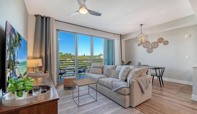 Luxury Retreat condo The Strand Water View w/Den