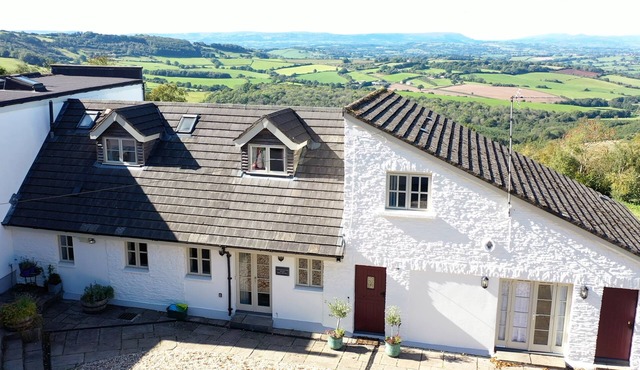 Luxury Retreat: Dorlands House, Sleeps 16 - Hot Tub included in a Scenic Setting