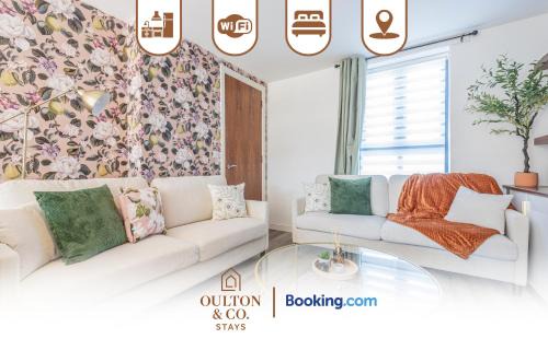 Luxury Retreat For 10 - Short Lets & Serviced Accommodation Manchester With Hot Tub and Spacious Garden