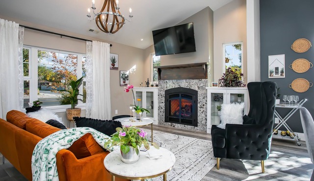 Luxury Retreat-gourmet kitchen, playhouse, hot tub, & steam shower