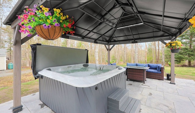 Luxury Retreat. Grand Cape Cod Estate w/Hot Tub