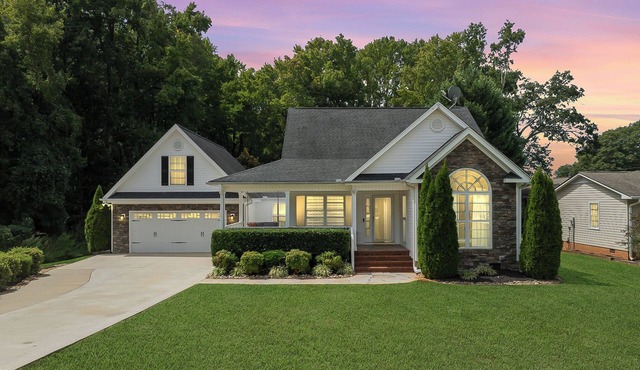 Luxury Retreat &Heated Pool Downtown Simpsonville-Game Room and more Up to 8 ppl