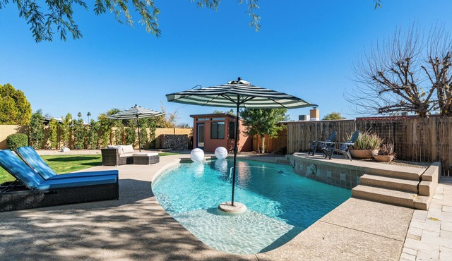 Luxury Retreat! Heated Pool, Hot tub, grill and close to Everything!