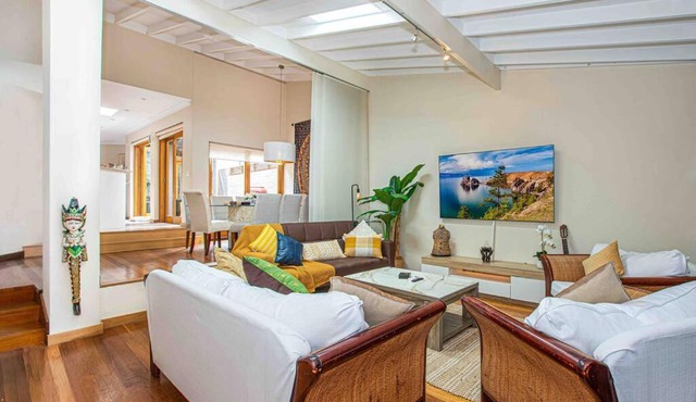 Luxury Retreat Home - 4bed House w/Parking - Mins from CBD