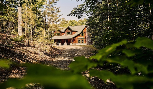 Luxury retreat/Hot tub/Carters Lake/Sleeps 22/Mountain view/firepit/pool table