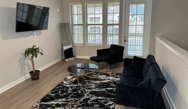 Luxury Retreat in East Memphis with Balcony