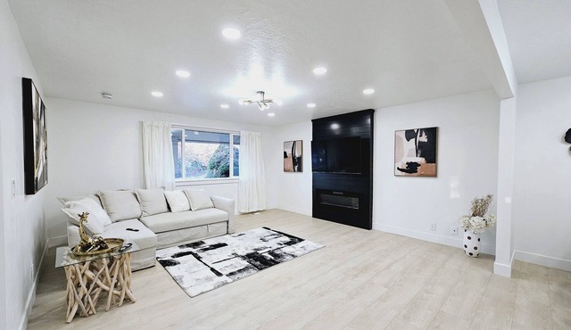 Luxury Retreat Near Mountains for Skiing/Hiking & EV Charger