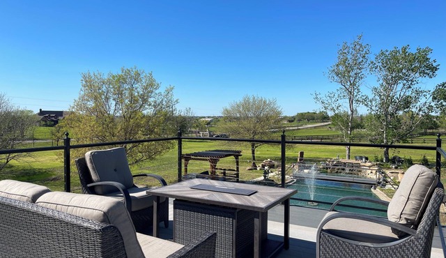 Luxury Retreat on 5 Acres Near TX Motor Speedway, 5 bedrooms