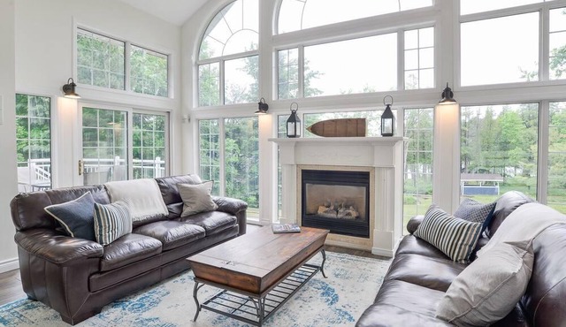 Luxury Retreat On Lake Joseph