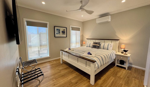 Luxury retreat overlooking Mt Panorama and Bathurst semi-rural surrounds,