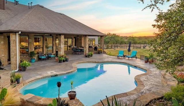Luxury Retreat, POOL, Views, Pets OK, Sleeps 14