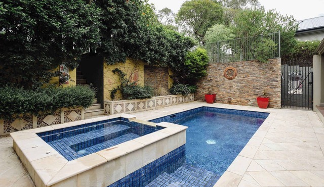 Luxury Retreat: Pool, Fireplace & Parking