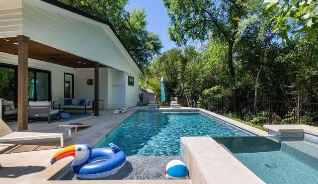 Luxury Retreat - Pool & Spa - South Austin Oasis