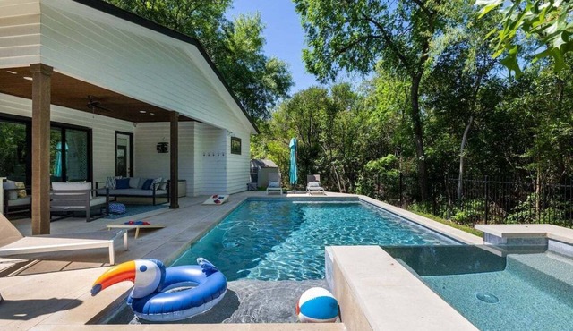 Luxury Retreat - Pool & Spa, 2 Living Spaces- South Austin Oasis