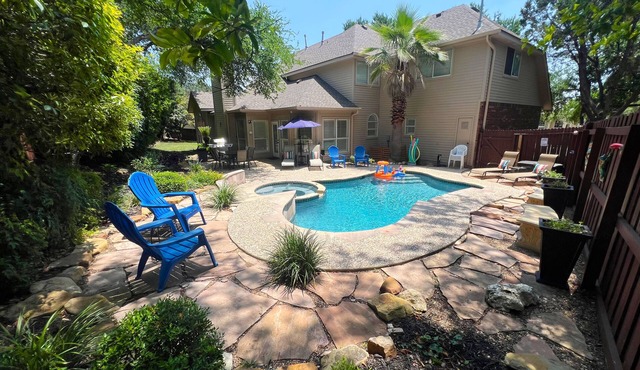 Luxury Retreat - Tranquil getaway with Pool, Hot Tub, Game Room, & 2 King Suites