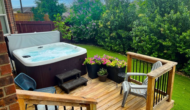 Luxury Retreat - Hot Tub, Game Room, Arcade, Pet-Friendly, Minutes to Fiesta TX
