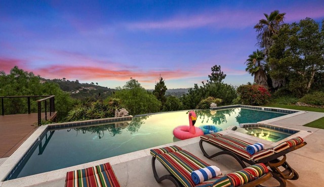 Luxury Retreat w/Infinity Pool & Sunset Views!