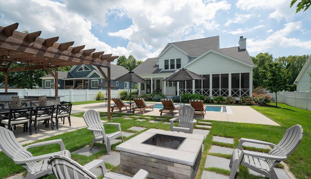 Luxury Retreat w/Pool, Hot Tub, Outdoor Kitchen & Fire Pit