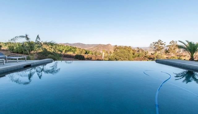 Luxury Retreat w/Views: Putting Green/Game Room/Infinity Pool & More!