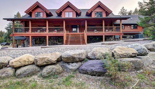Luxury Retreat Whitefish & Glacier 2 King Suites Hot Tub & Firepit & Yard