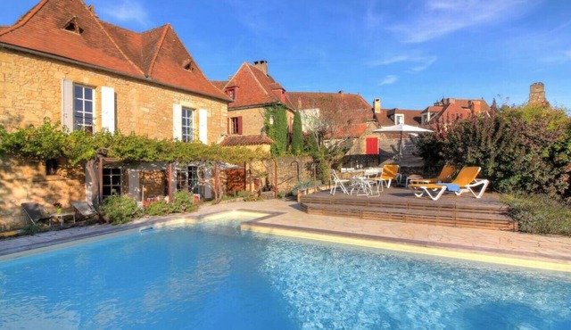 Luxury Retreat with Air-Con, Pool & High-Speed WiFi