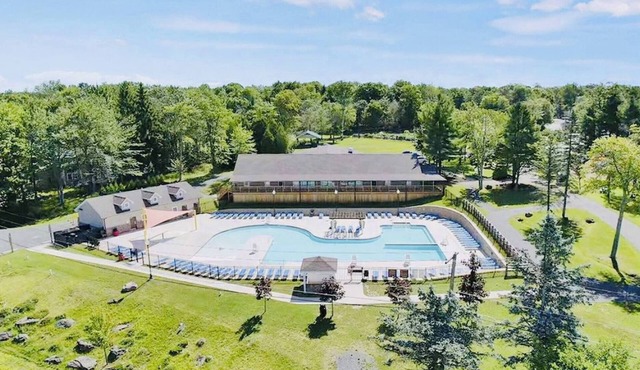 Luxury Retreat With Jacuzzi, Fire Pit and Playroom
