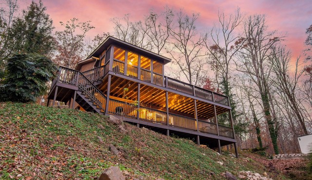 Luxury River Cabin: Hot Tub, Decks, Amazing Views