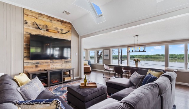 Luxury River Front Cottage With Hot Tub & Spectacular Views