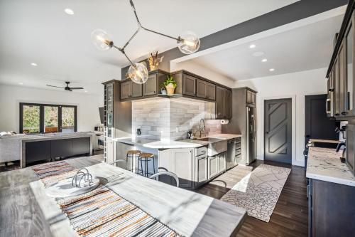 Luxury River Home - Pets Stay Free