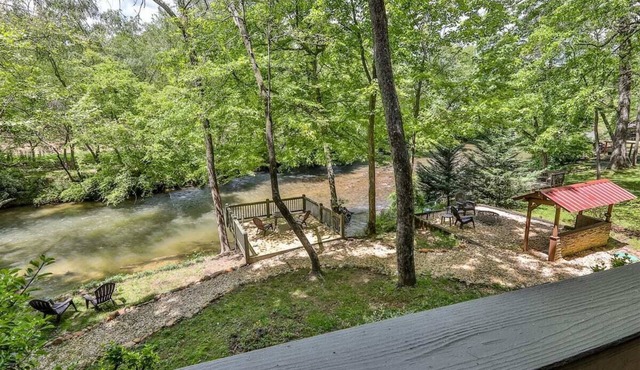 Luxury River Oasis -3 Master Suites - 3 Fireplaces Hot Tub! 195/Night