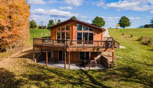 Luxury River View Cabin, Hot Tub + Fireplace, Private Retreat