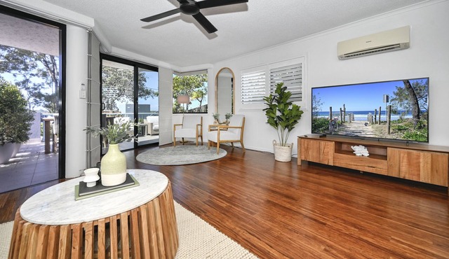 LUXURY RIVERFRONT ESCAPE