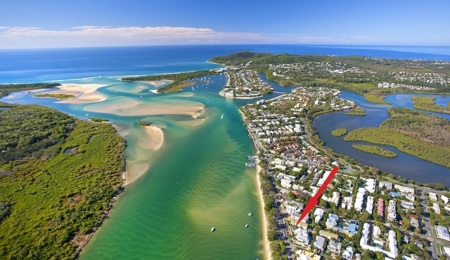 Luxury riverfront apartment, free use of bikes and kayaks, free fast wifi