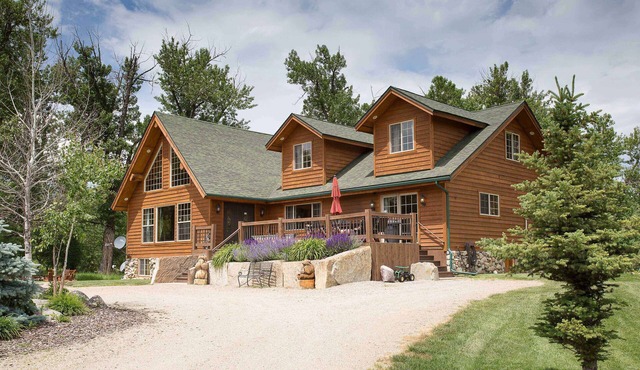 Luxury Riverfront Beartooth Mountain Lodge - Private Retreat! Visit Yellowstone