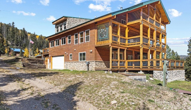 "Luxury Riverfront Cabin "Moe's Riverside Lodge" Pool Table-AC-On the River-Pet Friendly