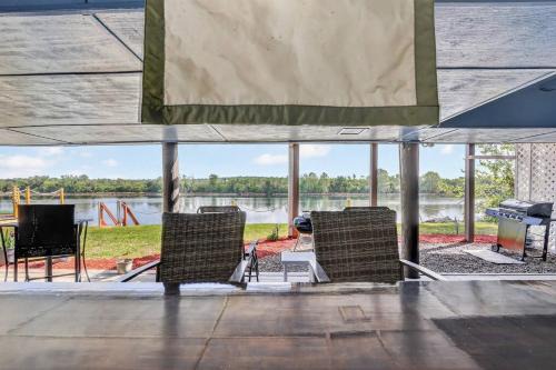 Luxury Riverfront Escape~Pool~BoatSlip~Kayaks~BBQ