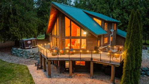 Luxury Riverfront Estate Hot tub views-Ideal for large groups or Family Getaways