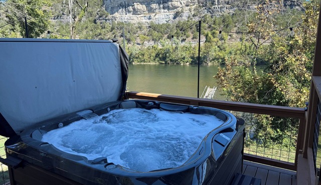 Luxury Riverfront Lodge Fishing, Hot Tub & White River Access and Ozark Views”n