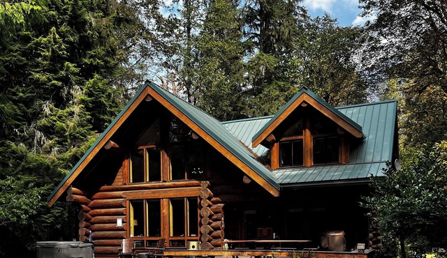 Luxury Riverfront Log Cabin Near Stevens Pass with Hot Tub & Two-Story Fireplace