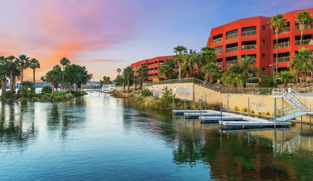 Luxury Riverfront Condo Launch-Dock-Pool-Spa