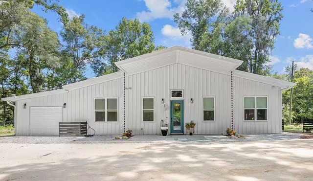 Luxury Riverfront Retreat, just 2 miles from downtown High Springs!