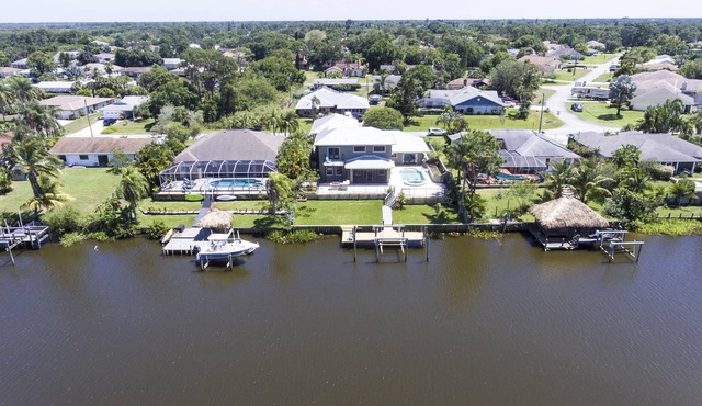 Luxury Riverfront Home Pool Dock 20 Min To beach 15 Min to Mets Stadium Pets OK